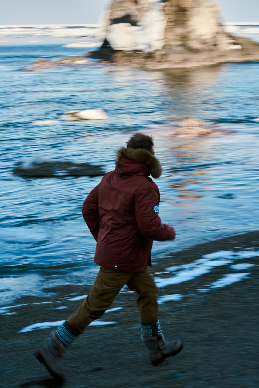 Bergen explorer running along a winter shore